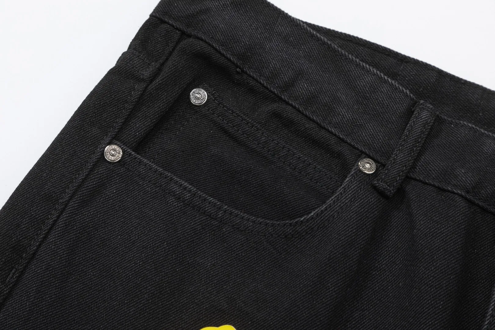 KE928#P230 The only correct leather label version on the market Chrome Hearts CH Cross embroidery distressed jeans Top ceiling quality 100% correct version The correct version is here!  Believe me this must be the best quality you will ever come across! ! Excellent value for money! !  Styles with different washes and textures are very friendly to people with thin legs and thick legs. The straight version is very flattering to the shape of the legs. The moderate length is timeless and easy to match. It is the basis of various styles and a must-have in the wardrobe! ! Add a little stacking to easily control the clean fit trend that has exploded this year. The fabric is stiff but also makes the upper body soft without losing texture. The sides and cuffs of some styles have a bone-wash effect. The vintage flavor pops up all at once. It’s really hard not to love it! ✅Correctly customize the Croxin metal leather label on the back panel. It is not sold directly with the cross on the finished jeans. 1:1 copying strives for excellence and the details are perfectly grasped. ✅The cross leather label is clear and smooth. Exquisite turning top craftsmanship. ✅Buttons, zippers and hardware are all customized versions of the Croxin LOGO. ✅High-cost washing process. Size: 28 30 32 34 36 (5 sizes)